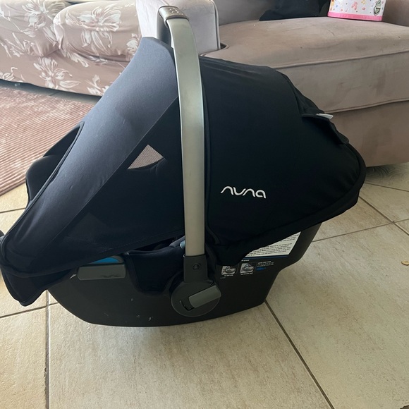 Nuna Pipa Black Carseat 2023!!! LIKE NEW - Picture 1 of 4